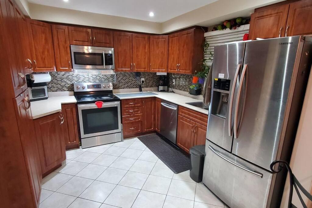Apartamento Beautiful House In Mississauga Exterior foto