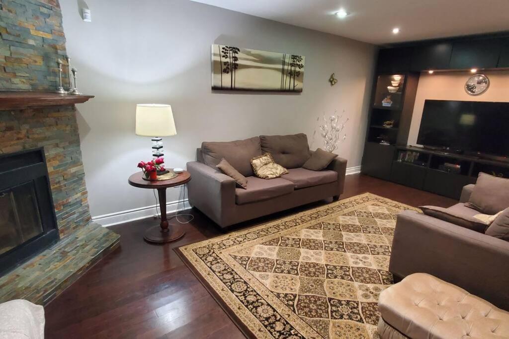 Apartamento Beautiful House In Mississauga Exterior foto